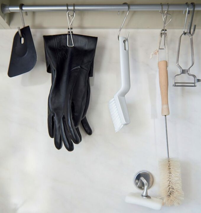 掃除用グッズはシンク上につり下げているのでサッと手に取れ、乾かすのもラク