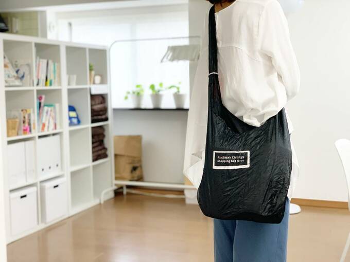 エコバッグを肩にかける女性