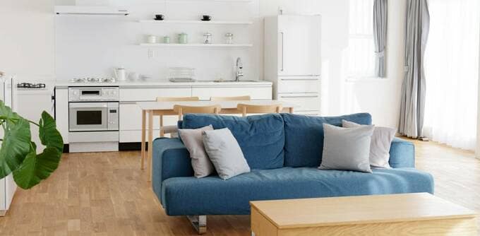 青ソファがあるリビング