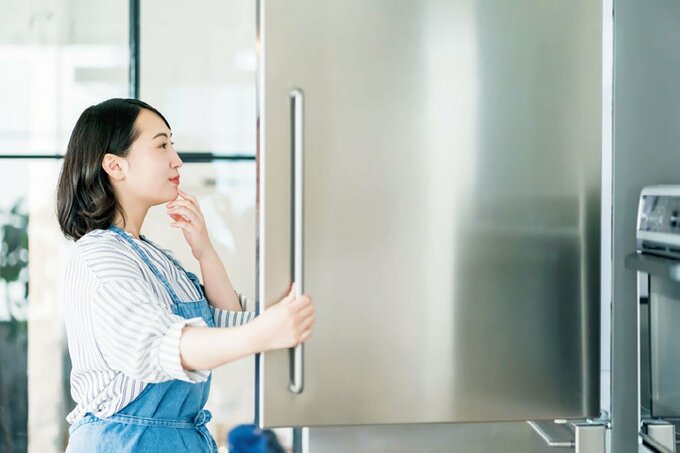 冷蔵庫を開ける女性