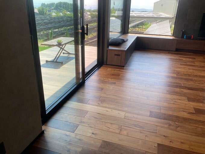 夏は日が入らない