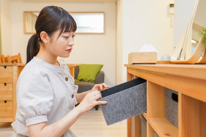 片づけする女性