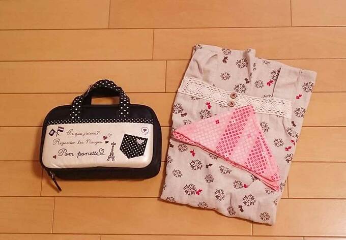 裁縫セットと調理実習用のエプロン