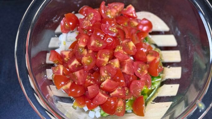 (1)にトマトを野菜を入れたもの