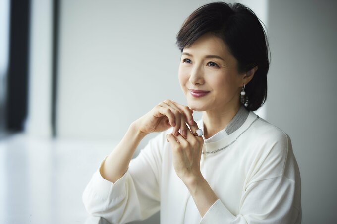 横向きの水野真紀さん