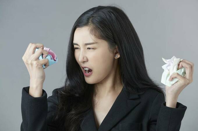 両手にものを持つ女性