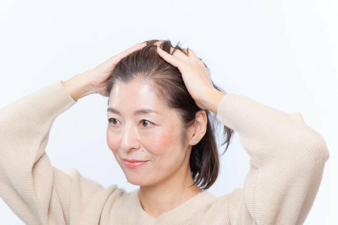 髪をまとめる様子