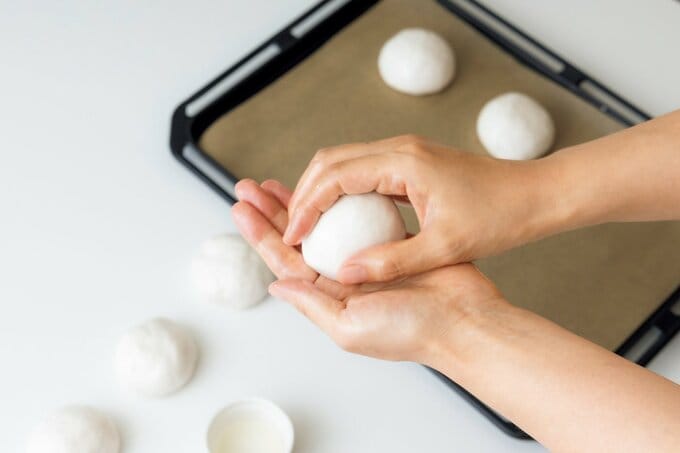 パン生地を丸く成形していく様子