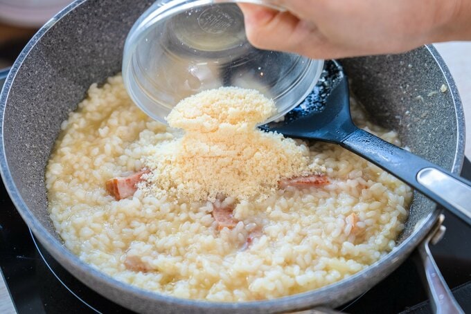 粉チーズを混ぜる