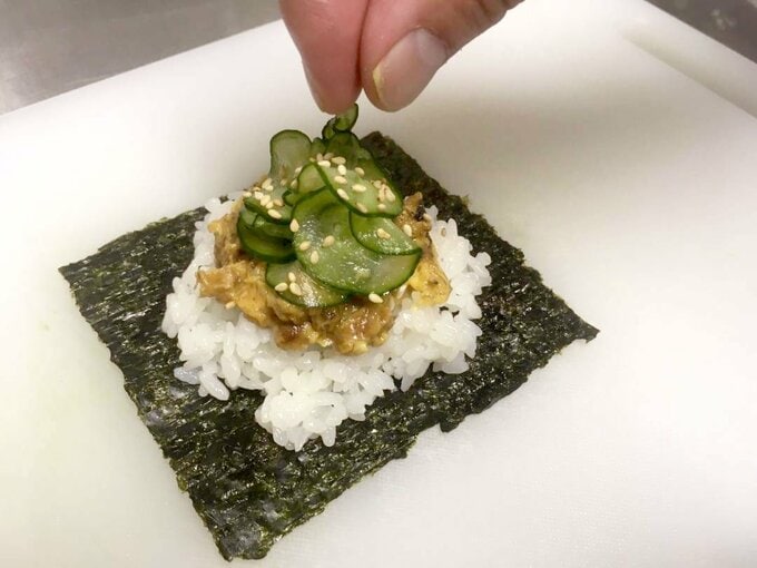 のりの上に具材を盛りつけた様子