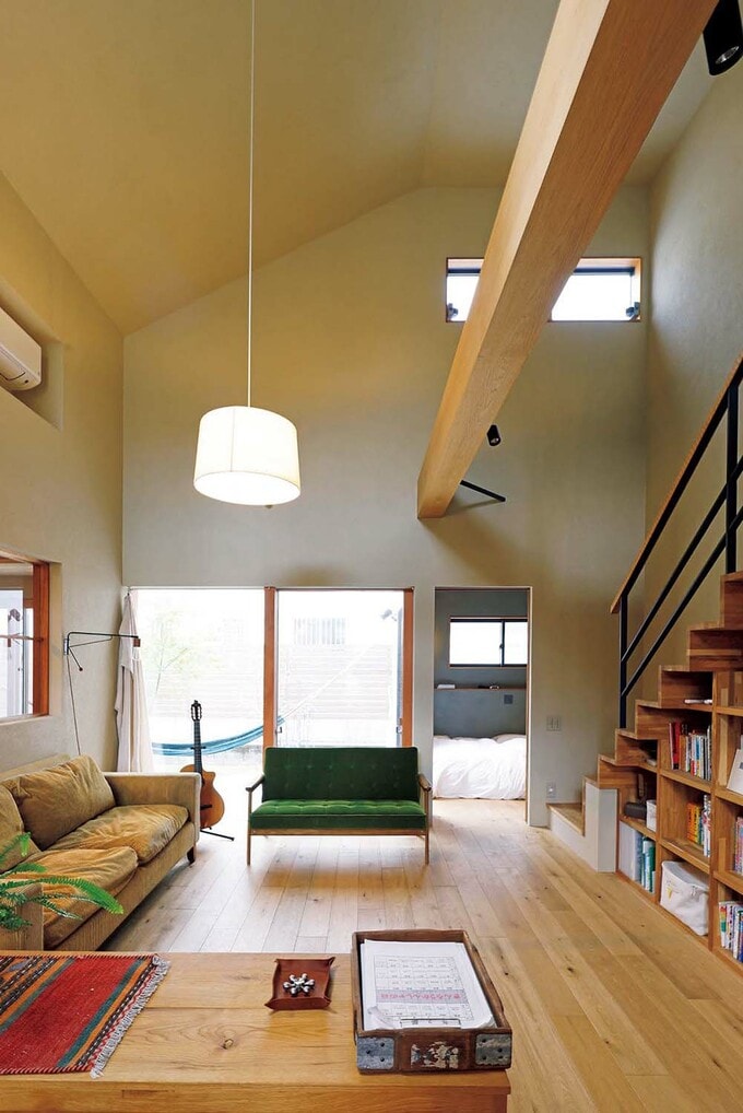 吹き抜けのリビングダイニングには、意匠として化粧梁を設置。