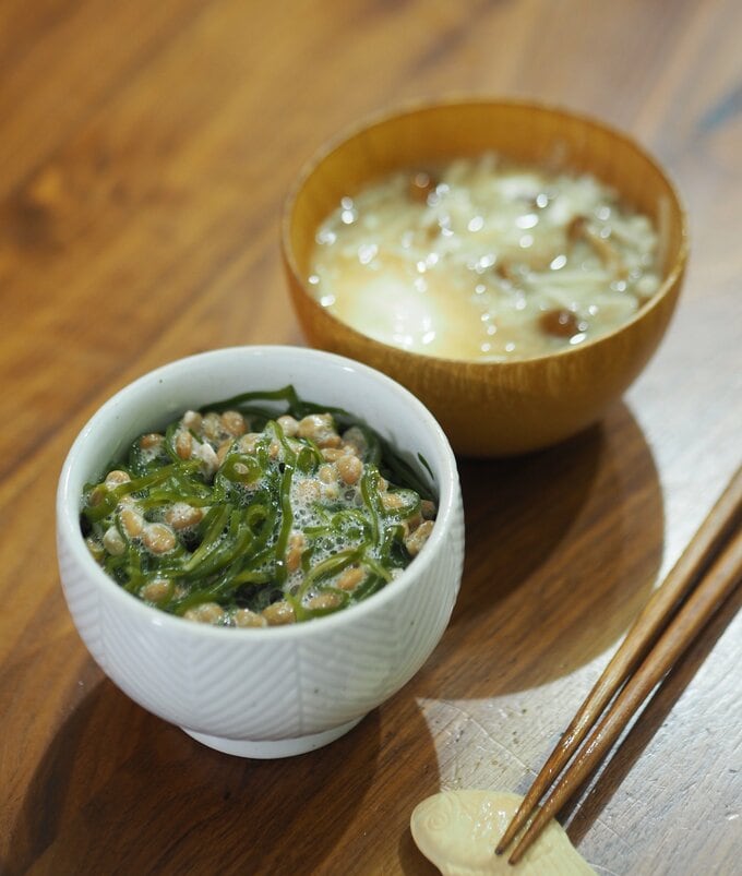 納豆と切り昆布を混ぜたものをもち麦ご飯の上にのせて食べています