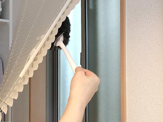 ブラインドの裏をハンディワイパーでなでる