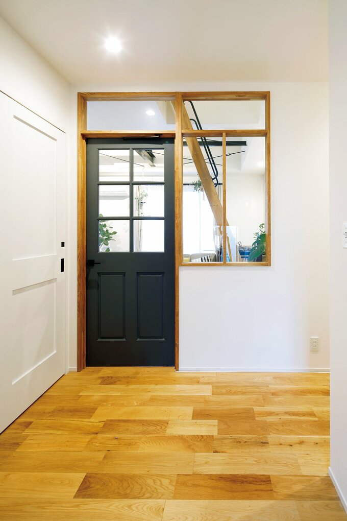 ホールとLDKを仕切る壁とドアは腰から上をガラス張りに