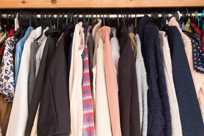 衣類がたくさん入ったクローゼット