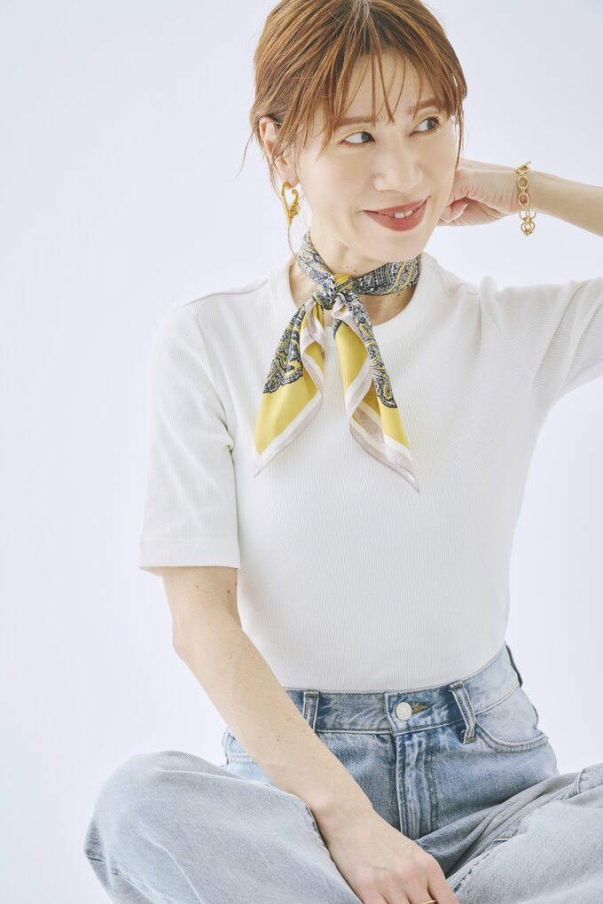 スカーフを巻いた女性