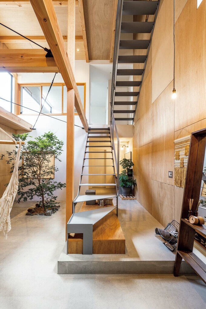 土間の色合いに合わせてペイントされたスチール製の階段