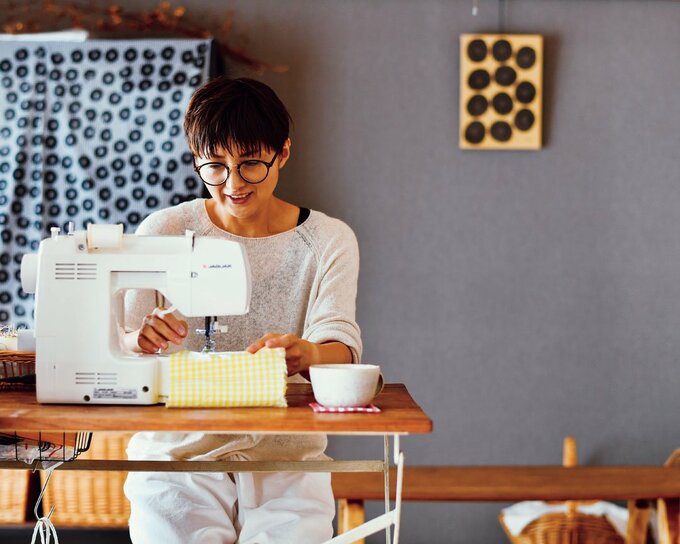 女性とミシン
