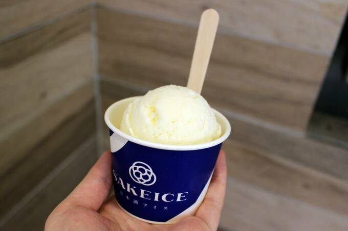 アイスを持つ様子