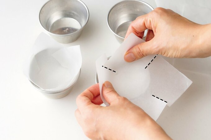 プリンカップにクッキングシートを敷く様子