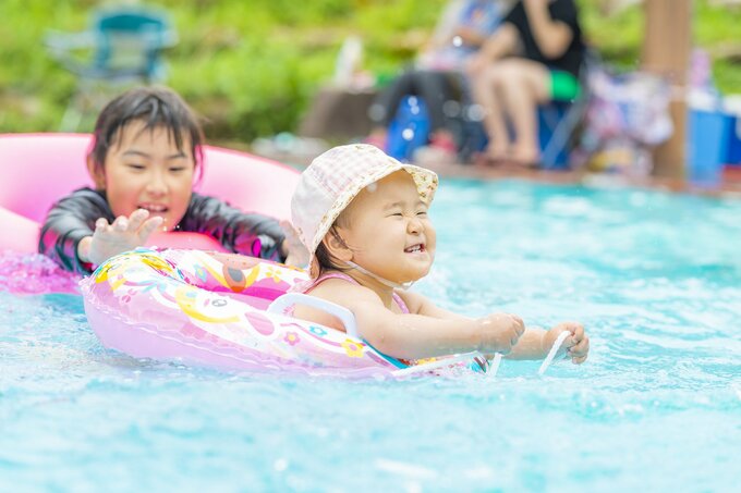 泳ぐ子ども2人