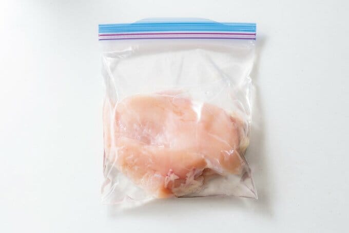 ジップロックに入ったブライン液と鶏胸肉