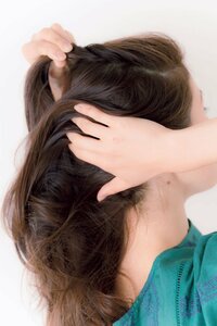 毛束を合わせて片手で持ち