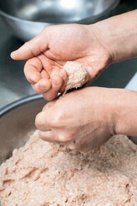 もう片方の手ですくい取るようにちぎって