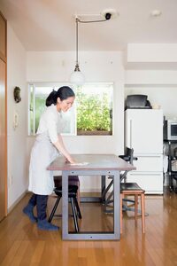 高さを変えられるテーブル