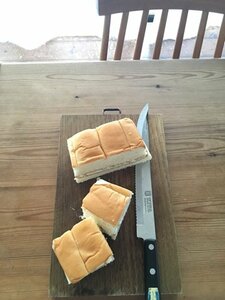 じゃりじゃりとしたお砂糖の感じられる、懐かしい味わいのクリームがはさまっていました。