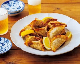 カリっとおいしいスパイシー揚げギョーザ。ビールのお供にも最高