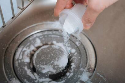 ほったらかすだけで簡単。排水口やトイレの悪臭の元をすっきり落とす