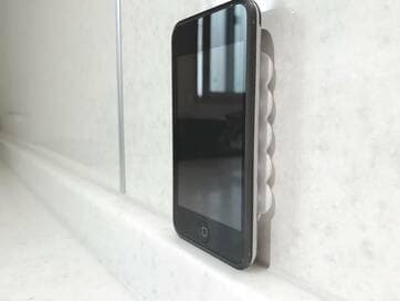 100円グッズでスマホを壁にピタッ。レシピを見ながら料理をラクに