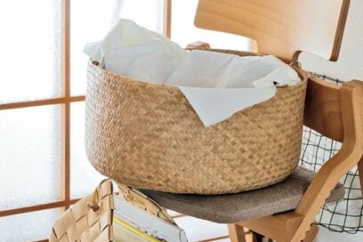 家がキレイな人の「無理なく片付く」キッチンの工夫4つ。適当に並べても整う「カゴ収納」が便利