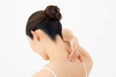 花粉症の症状をケアするツボ。止まらないくしゃみは首のうしろがポイント