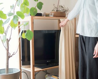 テレビもルーターもさりげなく隠す収納に！無理なくきれいが続きます