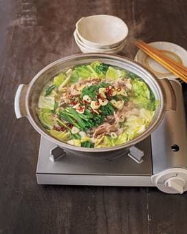 香りもうま味もたまらない、悪魔のニンニク鍋。シメの麺まで美味