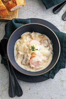 新タマネギの絶品シチュー。具は鶏肉とニンジンだけでシンプルに