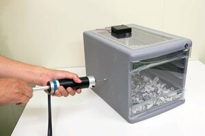 【4】15分後、検知管を使ってイソ吉草酸の残留濃度を計測する。