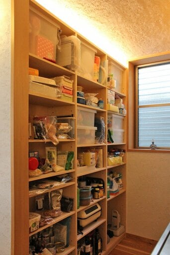 一間のパントリー棚