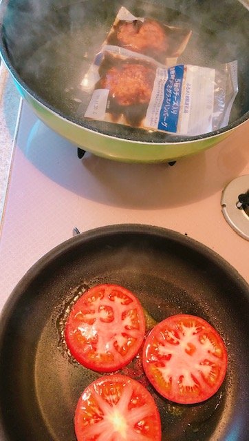 フライパンにトマト