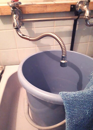 止水栓を開け、水を流して水漏れをチェック