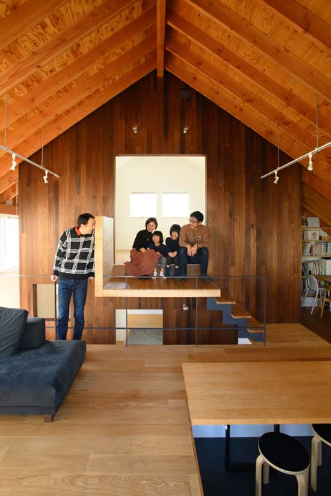 大きな切妻屋根の家