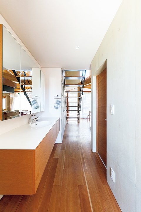 洗面スペースの向かい側は家族専用トイレ