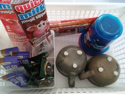 来客用の飲み物もカップと一緒にひとまとめ