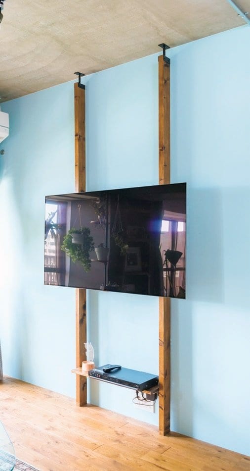 アイアン製のつっぱりで、男前な壁かけテレビラックを自作