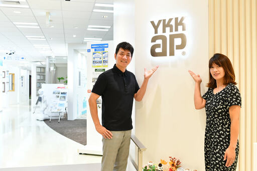YKKAPの入口前の2人