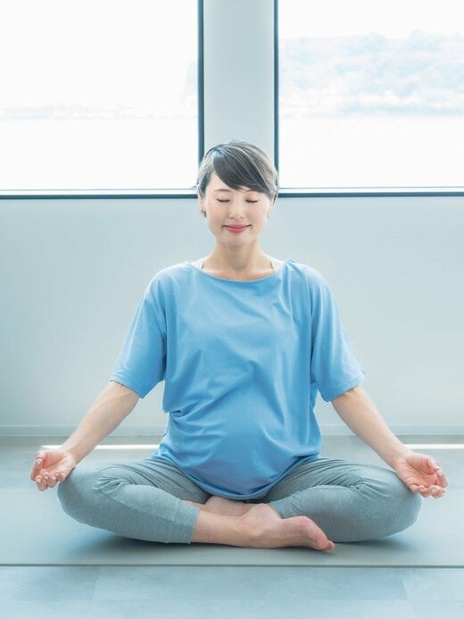 瞑想ポーズするMarikoさん