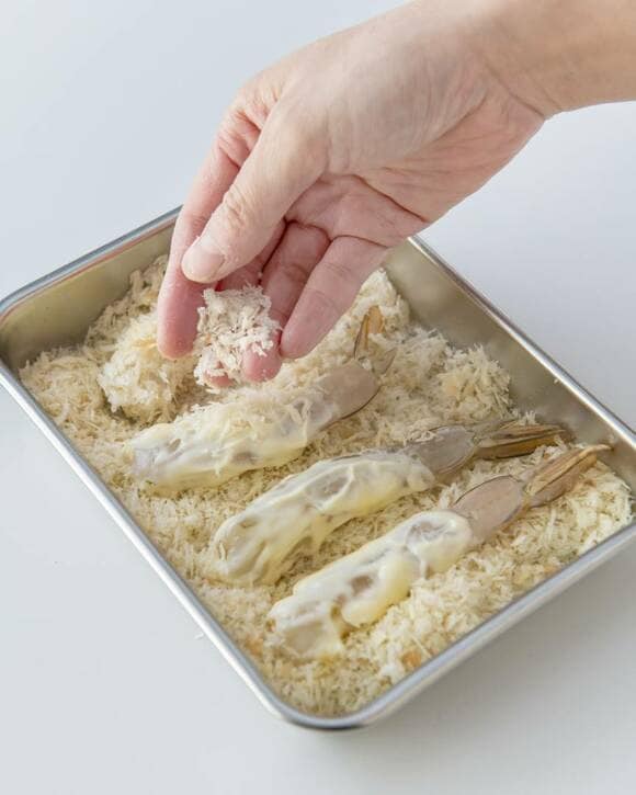 エビにパン粉をまぶす様子