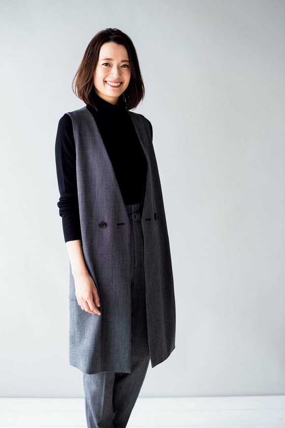 黒ニットジレ女性